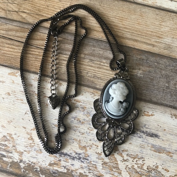 NEW✨ Betsey Johnson Vintage Cameo Pendant Necklace - Picture 2 of 3